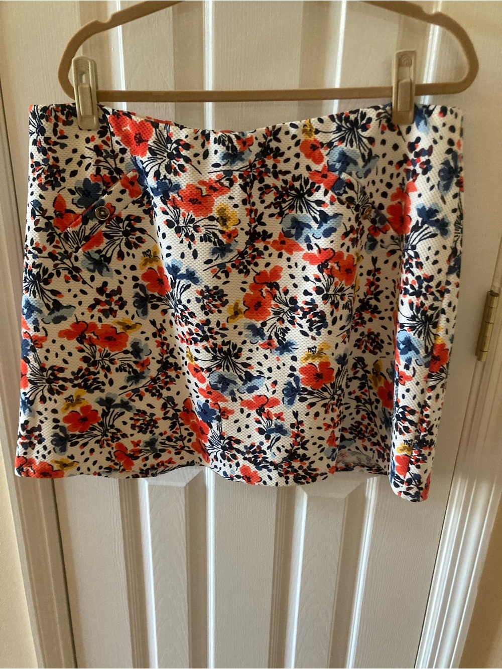Jones New York White Mini Skort with Red, Blue & Yellow Floral Design